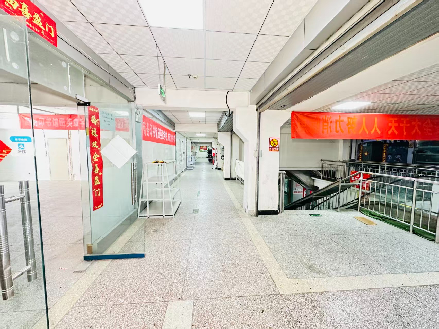 盐店口街引入人工智能技术应用场景，推动AI与商业、零售、电商、企业服务等领域融合发展。